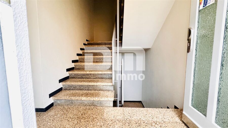(R)eserviert!Kompakte Zweizimmerwohnung mit Balkon, Kellerraum - Haupteingang Treppenhaus
